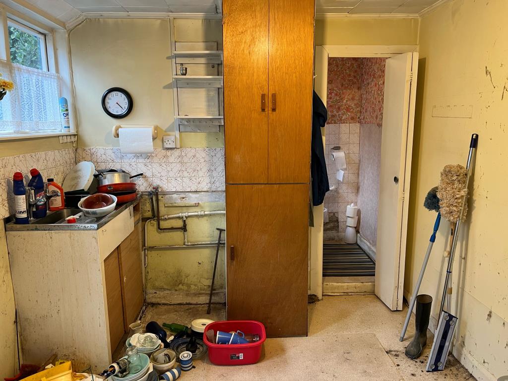 Lot: 81 - TWO-BEDROOM COTTAGE IN NEED OF IMPROVEMENT - Kitchen of Spraggs Cottage a Two bedroom cottage in need of improvement
